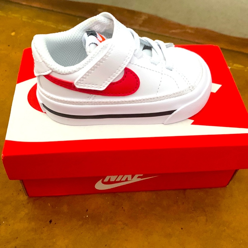 BRAND NEW, size 3 Nike